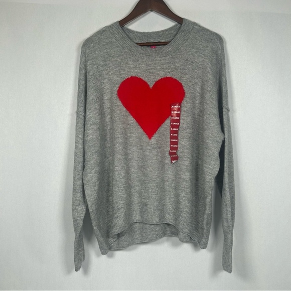 NWT Vince Camuto Light Grey Sweater with Red Heart - Picture 1 of 12